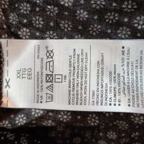 Old Navy Black & White Flower Print V-Neck With Pleated Chest, Ho-Lo Hem - Picture 7 of 10